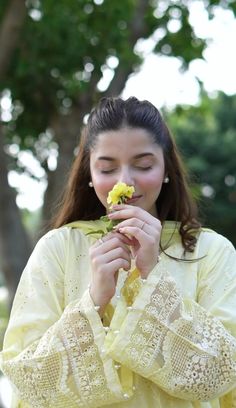 rose 🔮 Minimal Hairstyle, Hairstyles Daily, Cut Pic, Indian Outfits Modern, Chikankari Dress, Anne Hathaway Style, Simple Dress Casual, Asian Dresses, Colour Combinations Fashion