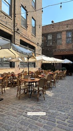 courtyard outdoor patio restaurant in chicago illinois on a cobblestone street Chicago Astethic, Chicago Summer Aesthetic, Downtown Chicago Aesthetic, Chicago In Summer, Chicago Instagram Pictures, Chicago Illinois Downtown, Apartment Chicago, Restaurant Vibes, What To Do In Chicago