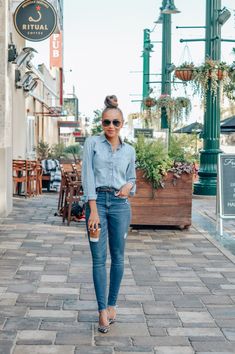 Chambray Shirt Styled 6 Ways, how to style denim shirt, chambray shirt outfit, chambray fall outfit Light Denim Shirt Outfit, Denim Shirt Outfit Women, Light Denim Shirt, Denim Shirt Style, Dark Denim Jacket, Hey Hey Hey