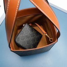 TRIOMPHE logo embossed calfskin cube handbag
6 X 6 X 6 inches (15 X 15 X 15 cm)
TRIOMPHE CANVAS calfskin
Calfskin nubuck lining
portable
Leather handles are 7 inches (18 cm) long Cube Handbag, Celine Triomphe, Lv Purse, Lv Shoes, Lv Handbags, Black Leather Handbags, Lv Belt, Lv Wallet, Purple Bags