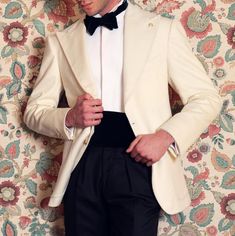 Best Suit For Men Wedding, Cream Tuxedo Men, Cummerbund Suit, Best Suits For Men Wedding, Black Tie Guest Attire, Cream Tuxedo Wedding, Cummerbund Tuxedo, Cream Tuxedo, Groom Wedding Suit