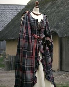 Traditional Scottish Clothing, Scottish Costume, Celtic Dress, Celtic Clothing, Fair Outfits, Scottish Fashion, Medieval Dress