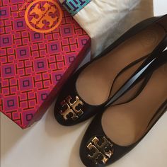 New W/ Box And Dust Bag Tory Burch Leather Janey 50mm Black Pump 2" Heel Size 9m Gold Hard Wear. Not From Outlet! No Trades! No Lowball Offers Please #Toryburch Tory Burch Flats, Tory Burch Shoes, Black Pumps, Tory Burch, Outlet, Dust Bag, Pumps, Women Shoes, Heels