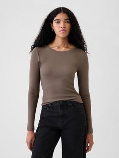 Gap Crew Neck Tops For Fall, Gap Tops For Everyday Fall Wear, Everyday Gap Tops For Fall, Gap Everyday Tops For Fall, Gap Everyday Fall Tops, Fitted Gap T-shirt, Fitted Gap T-shirt For Everyday, Gap Fitted Tops For Fall, Trendy Everyday Gap Tops