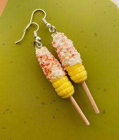 Cute Mexican earrings in the shape of miniature elote street corns! Handmade in Chicago by a mamá mexicana! 💖 Earrings are hypoallergenic/nickel free and made of cold porcelain, which is super-light and strong. Avoid getting them wet as much as possible, and these accessories will last forever! Mexican Elote, Mexican Candy, Mexican Earrings, Food Earrings, Clay Charms, Cold Porcelain, Polymer Clay Earrings, Clay Earrings, Mexican Food Recipes