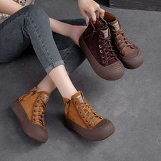 Gender: Women Item Type: Boots Main Material: Cow Leather Style: Casual, Classic, Retro Season: Spring, Autumn Heel Type: Flat Outsole Material: Rubber Heel Height: Mid-Heel (4.5 cm) Size Length cm inch 35 22.5 8.86  36 23 9.06  37 23.5 9.25  38 24 9.45  39 24.5 9.65  40 25 9.84 Casual Leather Flats, Platform Boots Chunky, Autumn Casual, Ankle Boots Flat, Chunky Heels Sandals, Brown Ankle Boots, Shoe Size Conversion, Leather Shoes Woman, Retro Stil