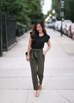 Stylish casual summer outfit idea with petite ankle pants and a ruffle tee Corporate Outfit, Office Outfits Women Casual, Teacher Fits, Chique Outfit, Outfit Essentials, Rok Mini, Skirt Diy, Extra Petite