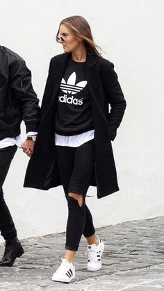 Adidas originals sweatshirt superstar sneakers street outfit chic fashion sporty black white coat ripped jeans Adidas Superstar Outfit, Superstar Outfit, Adidas Women Fashion, Looks Adidas, Look Adidas, 30 Outfits, Outfit Chic, Outfit Jeans, Adidas Outfit