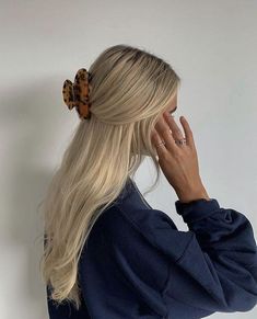 Unique Fancy Hairstyles, Hair Clipped Back, Hair Clip Outfit, Hair With Clips, Hair Clip Styles, Hair Clips Hairstyles, Hair Editorial, 2000s Hair, Trendy Hair Accessories