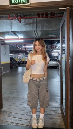 Oversized Cargo Shorts Outfit, Jorts Womens Fit Y2k, Jhorts Girl Outfit Y2k, Gray Jorts Outfit, Jort Outfits Women, Beige Jorts Outfit, Jort Outfits Girl, Baggy Cargo Shorts Outfit