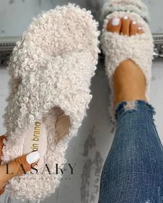 Lasaky - Premium Solid Fluffy Crisscross Flat Sandals with Stylish Design Katt Grejer, Yeezy Outfit, Fluffy Slippers, Hottest Fashion Trends, Trend Fashion, Lululemon Leggings, Casual Sandals, Womens Fashion Casual, Cute Shoes