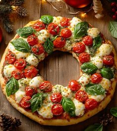 Wreath Pizza, Pizza Wreath, Christmas Pizza, Ready Set Eat, Festive Food, Christmas Apps, Holiday Goodies, Recipes Appetizers, Holiday Foods