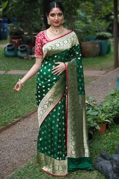 Engagement Saree, Blouse Designs Catalogue, Beautiful Evening Dresses, Teen Girl Dresses, Indian Sarees Online, Banarasi Silk Saree, Green Saree, Elegant Saree