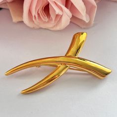 This gorgeous Napier gold plated brooch is vintage from the 1980s. Length: 6cm. Width: 3cm. Clearly marked: NAPIER. www.vintageamara.co.uk Retro Gold Brooch For Anniversary, Gold Retro Wedding Brooches, The 1980s, Brooch Pin, Brooches, United Kingdom, Gold Plate, Plating, Etsy Uk