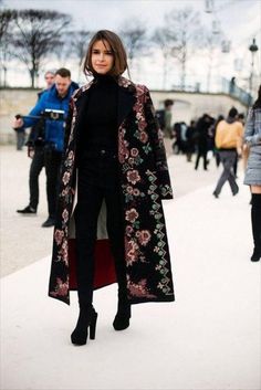 15 Outfits con color negro para brillar este invierno 2018 Floral Coat, Looks Street Style, Russian Fashion, Street Style Inspiration, Looks Chic, Fashion Week Street Style, Autumn Fashion Women