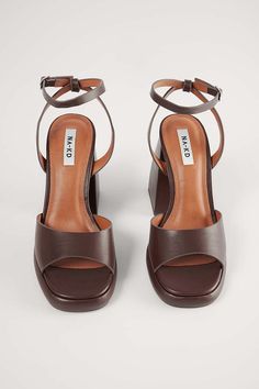 Chubby Retro Heels Brown | NA-KD Retro Heels, Heels Brown, Funky Shoes, Shoe Inspo, Aesthetic Shoes, Brown Heels, Swag Shoes, Carrie Bradshaw