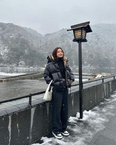 Winter Outfits For Mountain Trip, Fall Winter Casual Outfits, Traveling Outfits Winter, Casual Winter Outfits Korean, Tokyo Japan Outfits Winter, Winter In Japan Outfit, Japan Outfits Winter, Winter Outfit Japan, Japan Winter Outfit Women