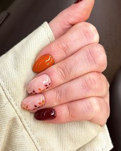 27 Fall Short Nails 2024: Top Trends and Cute Ideas to Try This Autumn Round Nail Designs, Short Round Nails, Mauve Nails, Elegant Nail Designs, Fall Nail Art Designs, Cute Nails For Fall, Daisy Nails, Autumn Inspired, Short Nails Art