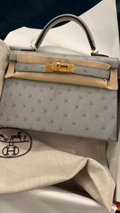 Mini Hermes Bag, Hermes Aesthetic, Old Money Outfit Ideas, European Spring, Outfits Europe, Jewellery Summer, European Outfit, Hermes Bracelet