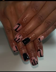 Shellac Nail Art Ideas, Black Shortie Nails, Classy Nails Short Fall, Short Black Square Nails, Black Nails With Design, Short Nails Black Women, Summer Nails Black Women, Fall Short Nail Designs, Black Cat Eye Nails