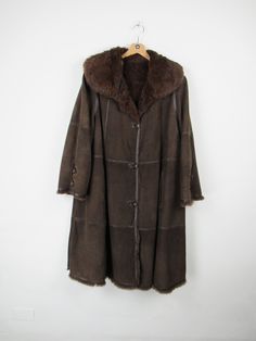 Vintage 90s Facimp coat in genuine suede and fur, flared in the final part, has removable straps with velcro Size M Measures: Shoulders: 45 cm Length from shoulder to wrist: 60 cm Armpit to armpit width: 64 cm Length: 110 cm Condition: PERFECT - No signs of wear Our garments are all vintage and second-hand. Any signs of wear or defects are documented with photos and description. For any questions, photos, videos we are at your disposal. Winter Suede Fur Coat With Faux Fur Trim, Winter Suede Fur Coat With Faux Fur Lining, Brown Suede Fur Coat With Faux Fur Lining, Vintage Fur, Brown Suede, Vintage 90s, Gender Neutral, Second Hand, Jackets & Coats