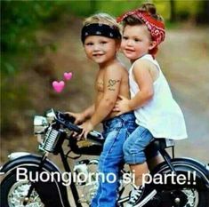 two children on a motorcycle with the caption i love you in spanish and english