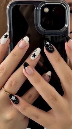 Black Nail Heart Design, Star Style Aesthetic, Straykids Nail Art, Cute Nails Stars, Skz Nail Ideas, Aesthetic Nails Black And White, Nail Art Hitam Putih, Cute Nails Black And White, Black Nail Inspired