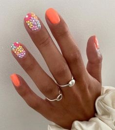 Short Nails Accent Nail, Simple Spring Nails Flowers, Easy Accent Nail Designs, Funky Natural Nails, Short Round Summer Nails, Short Spring Nails 2023, Dot Flower Nails, Pretty Short Nails Simple, Summer Nails 2023 Trends