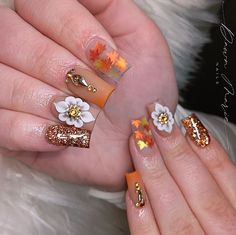 Fall Nails Acrylic 3d Flower, Fall Nails Rhinestones, Fall Square Acrylic Nails Medium, Fall Nails With Rhinestones, Short Acrylic Nails Fall, Short Fall Acrylic Nails, Fall Nail Sets, Short Fall Nails