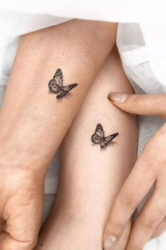 tatuajes de madre e hija con significado y dibujos de mariposas pequeñas Butterfly Tattoo Matching, Tattoos Butterfly, Tattoos Matching, Butterfly Wrist Tattoo, Tato Minimal, Matching Sister Tattoos