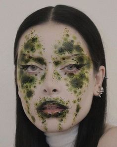 Swamp Monster Makeup, Mold Makeup Look, Sfx Photoshoot, Swamp Makeup, Green Costume Ideas, Nature Inspired Makeup, Goblin Makeup, Neon Green Makeup, Moss Makeup