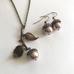 Acorn necklace set $44 - Free Shipping! https://www.etsy.com/listing/1069651901/acorn-necklace-set-fall-necklace-pearl Unique Pearl Necklace, Acorn Jewelry, Large Pearl Necklace, Oak Leaf Necklace, Hummingbird Jewelry, Woodland Earrings, Acorn Pendant, Acorn Necklace, Autumn Necklace