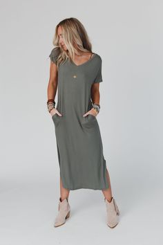 Can't go wrong with our Call It Comfort - this maxi dress is a closet staple! It features a relaxed fit, flattering neckline and pockets. Style with your favorite accessories for a casual boho look. *Due to lighting and differences in monitors, actual colors may vary slightly from what appears online. Model is 5'8" and wearing a size small. Approximate measurements are as follows: SMALL: Bust: 36", Waist: 33", Hip: 36", Length: 51", Sleeve length: 8 1/2" MEDIUM: Bust: 38", Waist: 35", Hip: 38", Cute Mom Dresses, Boho Essentials, Three Bird Nest, Camo Dress, Boho Style Outfits, Tee Shirt Dress, Outfit Inspiration Fall, Flattering Dresses, Mom Dress