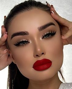 Lip Liner With Red Lipstick, Eyeshadow For Red Lips, School Makeup Aesthetic, Cute School Makeup, Makeup Poses, Bold Lipstick Makeup, Seductive Makeup, Red Lipstick Looks