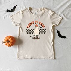 Looking for a cute tee for your kids? We have the perfect Creep It Real Skate Board graphic tee addition to their closet! Also available in toddler tees. Playful Crew Neck T-shirt For Fall, Playful White T-shirt With Front Print, Kids Fall Outfits, Creep It Real, Halloween Adventure, Halloween Top, Outfit Halloween, Toddler Halloween, Festival Shirts