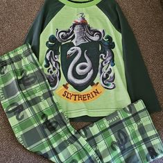 Nwt Kids Size 4 Long Sleeve Shirt & Pant Pj Set. Light Weight Material. Harry Potter, Slytherin. Non-Smoking Home. Harry Potter Pajamas, Harry Potter Pyjamas, Reindeer Pajamas, Halloween Pjs, Purple Pajamas, Long Johns Pajamas, Christmas Pajamas Kids, Christmas Pajama Set, Holiday Pajamas