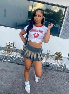 @theprttydes Concert Outfit Baddie, Hbcu Outfits, Outfit Baddie, Girls Streetwear, Outfits Shorts, Latina Fashion Outfits, Cute Skirt Outfits, Fasion Outfits, Party Fits