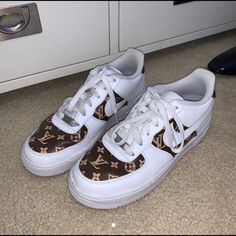 Nike Air Force Ones X Louis Vuitton Pattern! Super Cute! Worn Few Times! Size Us 7.5! Bought For $220 #Nike #Airforce1 Louis Vuitton Air Force Ones, Converse Chuck Taylor Black, Nike Louis Vuitton, Nike Airforce1, Louis Vuitton Pattern, Tommy Hilfiger Sneakers, Alexander Mcqueen Sneakers, Mcqueen Sneakers, Leopard Sneakers