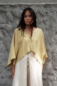 Pancho Outfit, Kaftan Pattern, Kimono Sleeve Top, Poncho Blouse, Modest Dresses Fashion, Long Sleeve Kimono, Kimono Coat, Western Wear Outfits, Simple Blouse