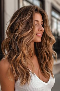 50 Blonde Highlights Ideas For All Face Shapes - Latest & Trendy Nail Designs Dark Blonde Hair With Caramel Highlights, Natural Fall Hair Color, Curly Hairstyles Y2k, Brunette Copper, Styles On Natural Hair, Golden Highlights Brown Hair, Caramel Blonde Hair Color, Blonde Highlights Ideas, Natural Hair Fall