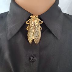 Button cover with cicada in gold colour  - easy to put on - juist slide under the button and close it - fits most shirts buttons (7-14mm) - you can also put it on your cufflinks, sweater or vest buttons Button Covers, Gold Colour, Cuff Links, Character Outfits, Gold Buttons, Shirt Collar, Covered Buttons, Costume Design, Fashion Inspo Outfits