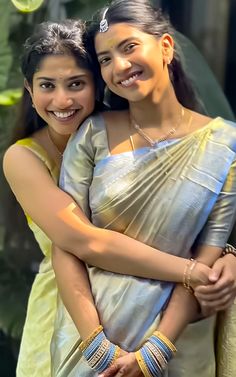 Pooja kannan Sai Pallavi Sister Engagement, Sister Diwali Poses, Sister Posing Ideas, Sister Photo Shoot Poses, Poses In Saree With Friends, Cousins Pics, 2 Friends Photoshoot, Sisters Poses, Funny Optical Illusions