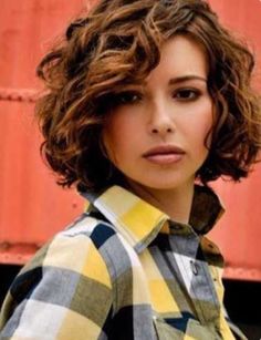 Dare I go this short? Short Curly Cuts, Messy Curls, Short Curly Haircuts, Awesome Hair, Hair Styles 2017, Short Hair Styles For Round Faces, Curly Bob Hairstyles, Hairstyles For Round Faces