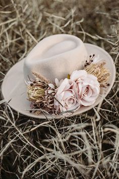 Fedora Hat Felt Fedora Ha With Rose Flower Crown Rustic | Etsy Wedding Dress With Cowgirl Hat, Western Derby Hats, Boho Fedora Hat, Fedora Hat Wedding, Western Hats For Women, Western Bride, Wedding Planning Details, Boho Chic Bride