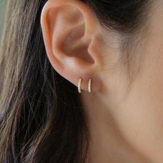 how to wear cartilage helix hoop pin piercing earrings inspiration ide – ONDAISY Huggie Earrings Gold, Piercing Cartilage, Diamond Huggie Earrings, Hammered Hoop Earrings, Huggie Earrings, Diamond Stud, Gold Hoop