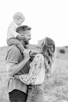 Family Of 3 Field Photoshoot, Pictures With One Year Old, Family Picnic Photoshoot, Mother Day Photoshoot, Mother Day Photoshoot Mini Sessions, Photos Of Men