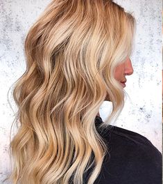 15 Golden Blonde Hair Ideas & Formulas | Wella Professionals Blond Bayalage, Icy Blonde Balayage, Dark Blonde Balayage, Blonde Hair Transformations, Ash Blonde Balayage, Blond Balayage, Beachy Hair