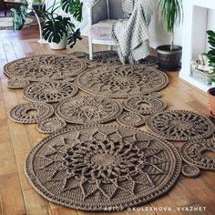 Crochet Oval Rug, Crochet A Rug, English Rug, Small Round Rug, Crochet Rugs, How To Stitch, Crochet Christmas Gifts, Easy Patterns, Crochet Bedspread Pattern