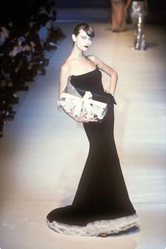 Runway Fashion Couture, Vintage Runway, Dior Dress, Runway Outfits, Doutzen Kroes, Gianfranco Ferre, Gisele Bündchen, Couture Mode