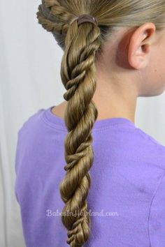 Create this quick and easy rope braided style in a matter of minutes. It's perfect for an outing at the park, school, or just about any fun activity. Rope Twist Ponytail, Twisted Ponytail, Rope Twist Braids, Rope Braided Hairstyle, Side Braid Ponytail, Ponytail Hairstyles Tutorial, Rope Braids